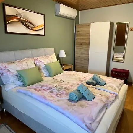 Vicky's House Holiday home Buk